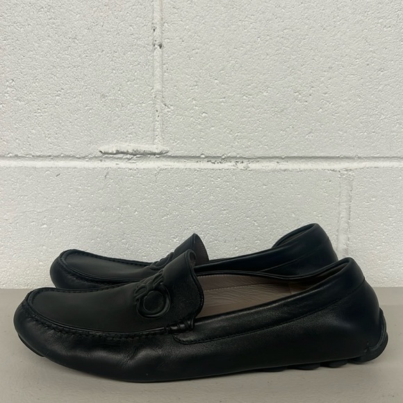 Men's Sz 9 E width designer Ferragamoembossed-Gancini loafers slip on logo